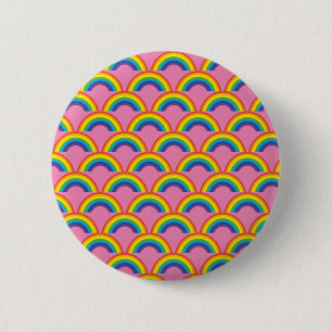 Badge Rond 5 Cm Arc en ciel sur un arrière - plan rose