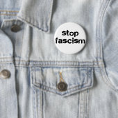Badge Rond 5 Cm Arrêtez le fascisme (En situation)