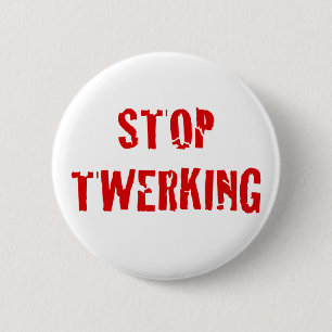 Badge Rond 5 Cm Arrêtez les lettres rouges fendues par Twerking
