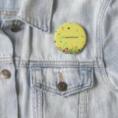 Badge Rond 5 Cm Arrière - plan jaune de papillon de félicitations (En situation)