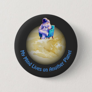 Badge Rond 5 Cm Astronaute détendu assis sur une planète