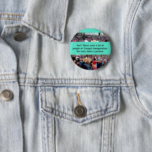 Badge Rond 5 Cm Attends, c'est une manifestation (En situation)