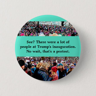 Badge Rond 5 Cm Attends, c'est une manifestation