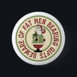 Badge Rond 5 Cm Attention Aux Gros Hommes Drôle Bouton De Noël<br><div class="desc">Ce graphique de Noël montre le Père Noël tenant un arbre de Noël,  avec la légende amusante,  Méfiez-vous des hommes gras portant des cadeaux.</div>