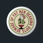 Badge Rond 5 Cm Attention Aux Gros Hommes Drôle Bouton De Noël<br><div class="desc">Ce graphique de Noël montre le Père Noël tenant un arbre de Noël,  avec la légende amusante,  Méfiez-vous des hommes gras portant des cadeaux.</div>