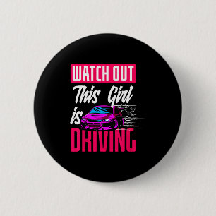 Badge Rond 5 Cm Attention Cette Fille Conduit Drôle Nouveau Conduc
