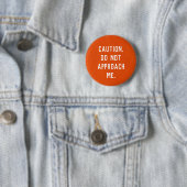 Badge Rond 5 Cm Attention. Ne pas m'approcher. (En situation)