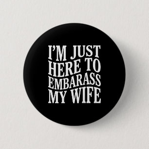 Badge Rond 5 Cm (Au dos) Je suis juste là pour embarrasser ma femm