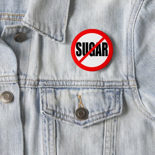 BADGE ROND 5 CM "AUCUN SUCRE " (En situation)