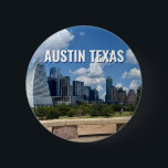 Badge Rond 5 Cm Austin Texas City Skyline Photographie<br><div class="desc">Ce bouton moderne d'Austin Texas dispose d'un beau ciel bleu et de nuages au-dessus de la ligne d'horizon de la ville. Tous les nouveaux bâtiments contre les beaux arbres verts qui incarnent la beauté du centre-ville urbain et la nature des lieux. Un cadeau de séjour idéal pour un visiteur ou...</div>