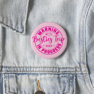 Badge Rond 5 Cm Avertissement Besties Voyage en cours Magenta sur 