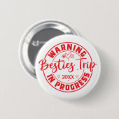 Badge Rond 5 Cm Avertissement Besties Voyage en cours Rouge sur bl (Devant & derrière)