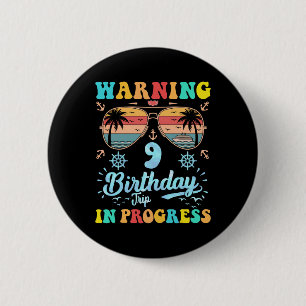 Badge Rond 5 Cm Avertissement Voyage pour 9e Anniversaire en Cours