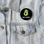 Badge Rond 5 Cm Avocardio Funny Excercise Avocado Pun Dark BG (En situation)