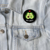 Badge Rond 5 Cm Avocuddin Drôle Avocado Couple Pun Dark BG (En situation)