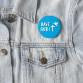 Badge Rond 5 Cm Ayez foi, Croix chrétienne et colombe, Bleu (En situation)