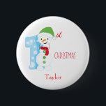 Badge Rond 5 Cm Baby First Christmas Snowman<br><div class="desc">Bouton saisonnier,  ce bouton blanc affiche un panneau "1er" inspiré de Snowman avec Noël écrit en rouge. Customisez le nom du bébé sous le graphique. Commandez dès aujourd'hui ! Snowman Sign et Red Christmas font : Prettygrafik design (https://www.etsy.com/shop/Prettygrafikdesign)</div>
