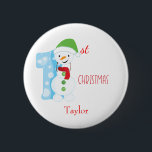 Badge Rond 5 Cm Baby First Christmas Snowman<br><div class="desc">Bouton saisonnier,  ce bouton blanc affiche un panneau "1er" inspiré de Snowman avec Noël écrit en rouge. Customisez le nom du bébé sous le graphique. Commandez dès aujourd'hui ! Snowman Sign et Red Christmas font : Prettygrafik design (https://www.etsy.com/shop/Prettygrafikdesign)</div>