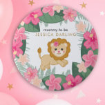 Badge Rond 5 Cm Baby Lion maman pour être bouton pour le baby show<br><div class="desc">Un mignon bébé avec maman pour être et le nom de maman ci-dessous. Des fleurs de jungle rose pâle et foncée,  avec des feuilles de jungle et des fougères décorent l'extérieur. Idéal pour la douche à thème Lion bébé / jungle / safari.</div>