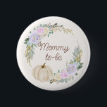 Badge Rond 5 Cm Baby shower Citrouille de la rentrée<br><div class="desc">Célébrez la future maman avec ce mignon bouton baby shower sur le thème des chutes ! La décoration est faite de fleurs pastel,  dans un style de couronnes feutrées,  avec un citrouille crème pour un peu d'allure automnale. :)</div>