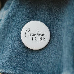 Badge Rond 5 Cm Baby shower Neutre Moderne Simple Grand-mère à êtr<br><div class="desc">Célébrez votre petite grâce à notre grand-mère au baby shower neutre et simple à bouton, avec un design minimaliste noir et blanc moderne et joli. Avec son esthétique propre et d'inspiration boho, l'atmosphère contemporaine et neutre pour le genre est parfaite pour accueillir un bébé garçon ou une fille en toute...</div>