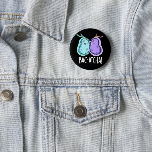Badge Rond 5 Cm Bac-atcha Funny Bacteria Pun Dark BG (En situation)