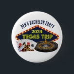 Badge Rond 5 Cm Bachelor Party sur mesure Las Vegas Trip Casino<br><div class="desc">Customisez vos propres boutons d'excursions pour une escapade à Las Vegas. Un bouton personnalisé cool avec des agrafes de casino de jeu comme un jeu de cartes,  des jetons de poker,  et roulette roue avec Vegas Trip en script jaune. Amusant design de joueur pour vos groomsmen et meilleur homme.</div>
