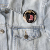 BADGE ROND 5 CM BAISER DE CARLIN (En situation)