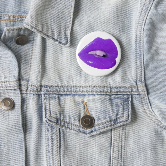 Badge Rond 5 Cm Baiser toxique pourpre (En situation)