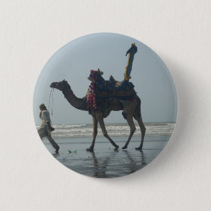 Badge Rond 5 Cm Balade en chameau tribal : Sables et mer à la maré