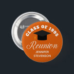 Badge Rond 5 Cm Balise de nom personnalisé de la réunion du lycée<br><div class="desc">Bouton d'étiquette d'étiquette de fête de réunion personnalisée classe classe classe classe en orange et blanc pour une école secondaire,  collège ou université. Customisez avec votre nom d'école et la classe de fin d'études sous l'élégante calligraphie pour de grands boutons de célébration d'anciens élèves personnalisés.</div>