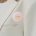 Badge Rond 5 Cm balise de nom rose pâle de Bridesmaid<br><div class="desc">Une couleur arrière - plan rose vif. Personnalisez et ajoutez le nom de votre servante. Script manuscrit en or.</div>