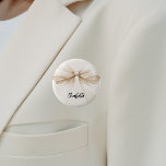 Badge Rond 5 Cm Balise nom crème beige bow<br><div class="desc">Arrière - plan beige crème. Décoré d'un grand arc. Personnalisez et ajoutez votre nom. Script de style manuscrit noir.</div>
