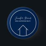 Badge Rond 5 Cm Balise Nom personnalisé de Blue Real Estate Compan<br><div class="desc">Ce bouton de realtor moderne est fait sur mesure avec le nom de votre société immobilière sous le nom de l'agent dans la typographie chic. Ce design minimaliste bleu et blanc présente un dessin simple d'une maison. Une option d'étiquette de grand nom pour une convention immobilière.</div>