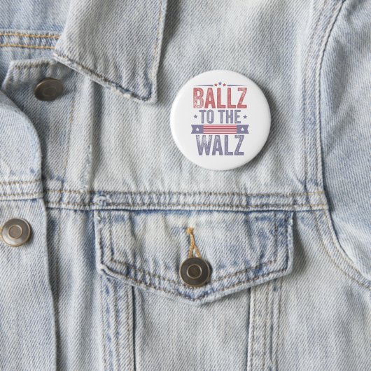 Badge Rond 5 Cm Ballz à l'élection Walz Harris Waltz 2024 (En situation)