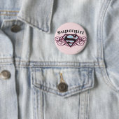Badge Rond 5 Cm Bandes à épingles supergirl noir et rose (En situation)