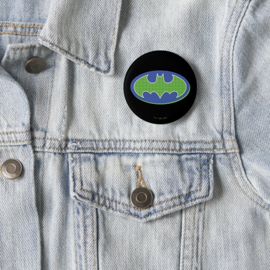 Badge Rond 5 Cm Batman | Symbole pourpre et vert (En situation)