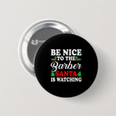 Badge Rond 5 Cm Be Nice To The Barber Santa Is Watching Xmas Prese (Devant & derrière)