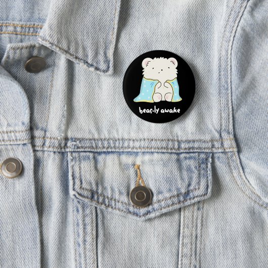 Badge Rond 5 Cm Bearly Awake Funny Sleepy Bear Pun Dark BG (En situation)