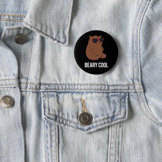 Badge Rond 5 Cm Beary Cool Funny Brown Bear Pun Dark BG (En situation)