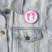 Badge Rond 5 Cm Bébé rose mignonne Empreintes C'est un Baby shower (En situation)