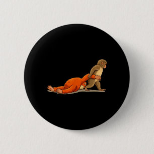 Badge Rond 5 Cm Bébé singe graphique Monkey Punch tenant un jouet