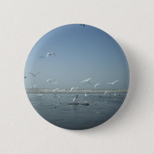 Badge Rond 5 Cm Belles grues volant au-dessus de l'eau Ballet de l