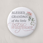 Badge Rond 5 Cm Bénie grand-mère d'un petit Baby shower Fleur sauv<br><div class="desc">Célébrez l'arrivée prochaine de votre petit avec notre "Pin à boutons de douche pour fille Fleur sauvage rose", un complément parfait à tout baby shower avec son charmant thème fleur sauvage et rose. Cette épingle à boutons magnifiquement conçue comporte le mot "Fleur sauvage" en calligraphie classique et élégante, ornée d'un...</div>