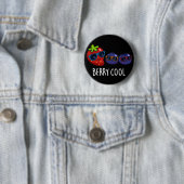 Badge Rond 5 Cm Berry Cool Funny Strawberry Blueberry Pun Dark BG (En situation)