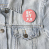 Badge Rond 5 Cm Best Wife Ever Modern White Text on Pink (En situation)