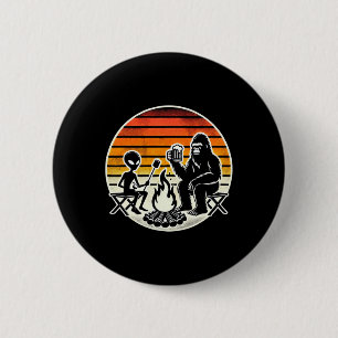 Badge Rond 5 Cm Bigfoot et alien en camping buvant de la bière