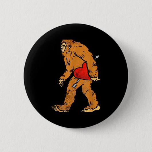 Badge Rond 5 Cm Bigfoot Sasquatch Heart With Arrow Funny Valentine (Devant)