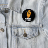 Badge Rond 5 Cm Bitter Sweet Funny Candy Pun Dark BG (En situation)