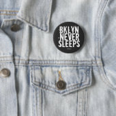 Badge Rond 5 Cm BKLYN NE DORT JAMAIS - Bouton MisterP (En situation)